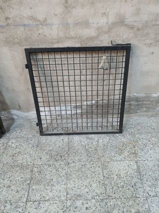 2 PUERTA METALICA ESCALERA