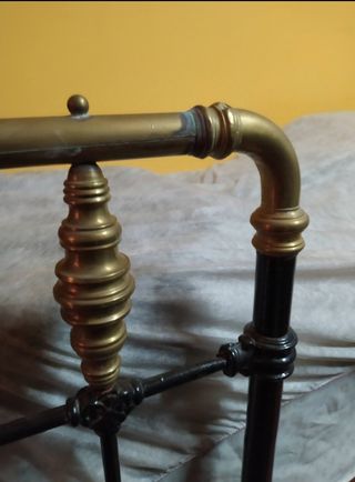 Cama antigua de hierro y dorado