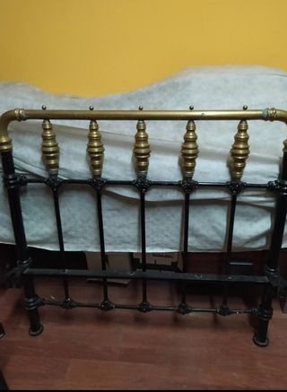 Cama antigua de hierro y dorado