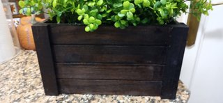 Jardinera ,caja de madera con plantas artificial