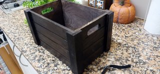 Jardinera ,caja de madera con plantas artificial