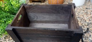 Jardinera ,caja de madera con plantas artificial