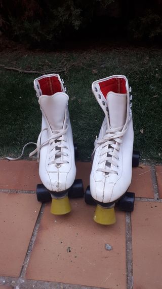 Patines de botas blancas con cuatro ruedas vintage