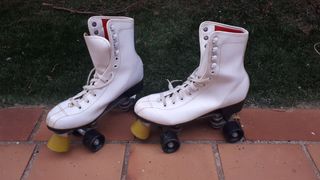 Patines de botas blancas con cuatro ruedas vintage