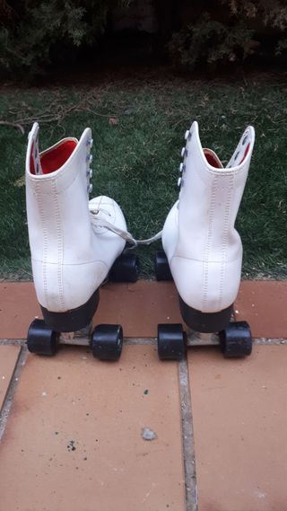 Patines de botas blancas con cuatro ruedas vintage