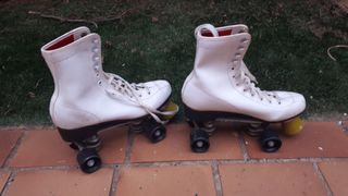 Patines de botas blancas con cuatro ruedas vintage