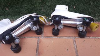 Patines de botas blancas con cuatro ruedas vintage