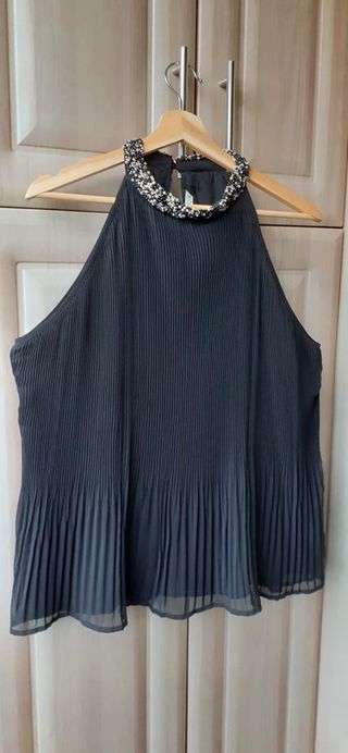 Blusa negra con pedrería