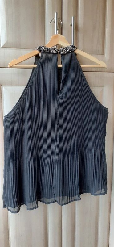 Blusa negra con pedrería