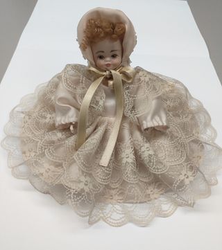 Bambola in porcellana 1