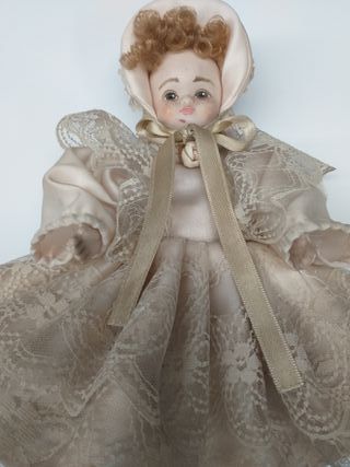 Bambola in porcellana 1