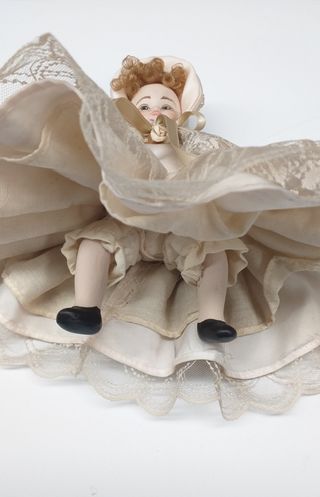 Bambola in porcellana 1