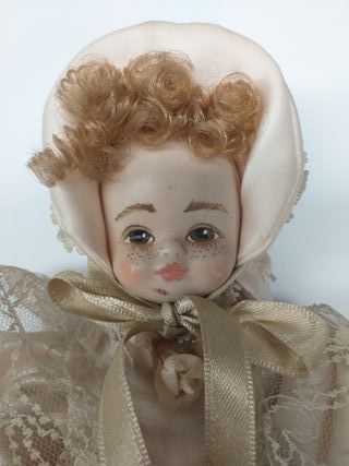 Bambola in porcellana 1