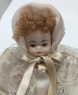Bambola in porcellana 1