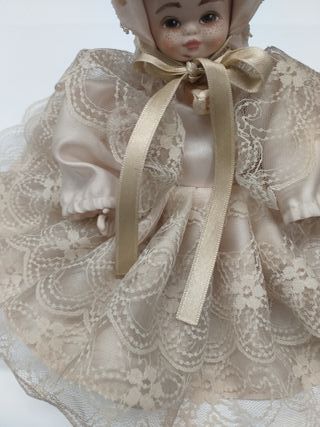 Bambola in porcellana 1