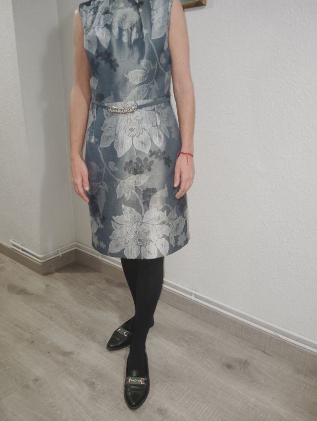 Vestido mujer Doregati Gris con flor de detalle