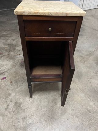 Mesita de noche antigua