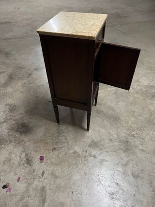 Mesita de noche antigua