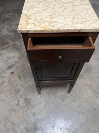 Mesita de noche antigua