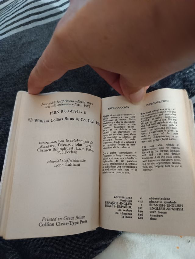 Spanish-English, English-Spanish Dictionary (Gem D