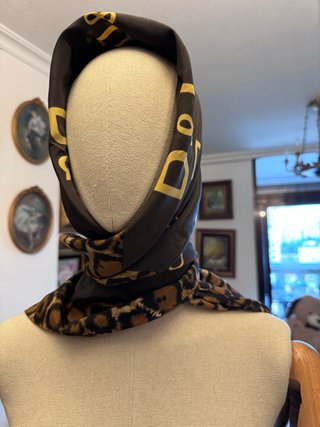 Bufanda de moda con estampado de leopardo.