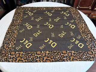 Bufanda de moda con estampado de leopardo.
