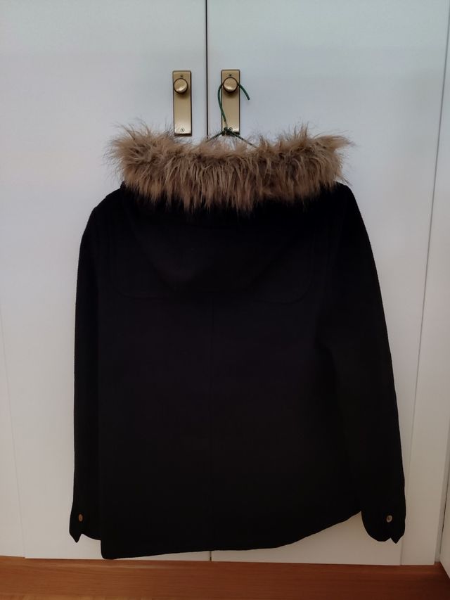 Abrigo negro capucha pelo