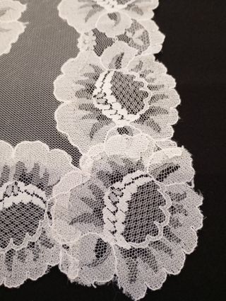 Antigua mantilla blanca, rectangular.