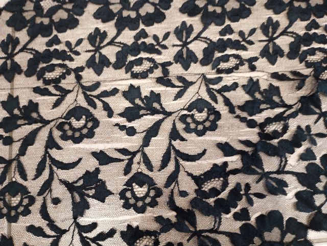 Antigua mantilla de blonda para manualidades.