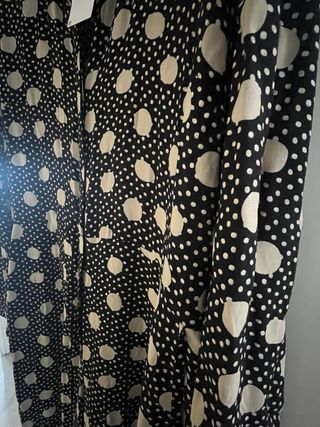 Mono negro con lunares beige