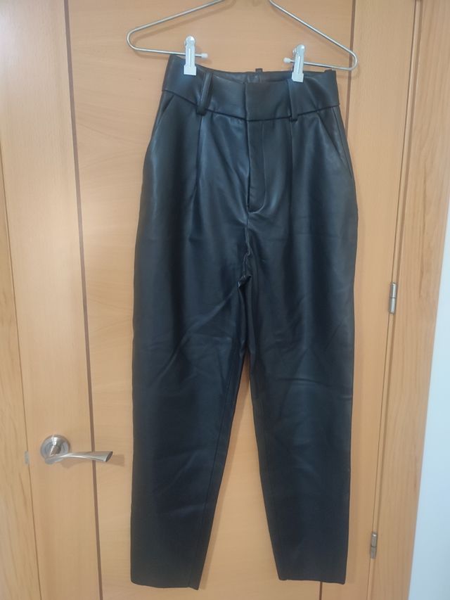 Pantalón polipiel Zara