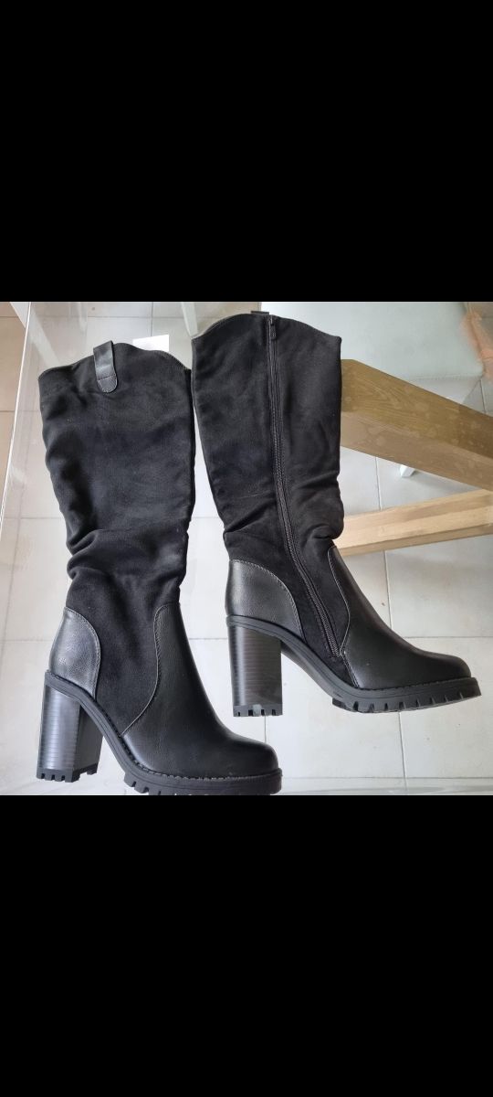 Stivale alto al ginocchio con tacco. N40