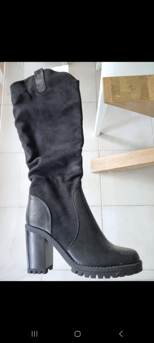 Stivale alto al ginocchio con tacco. N40