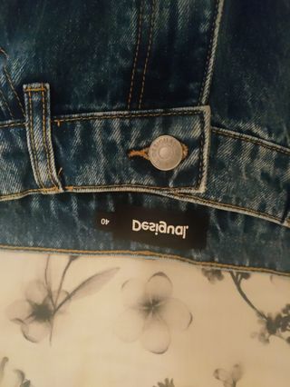 Pantalón vaquero desigual 