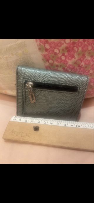 Monedero Guess color gris antracita.