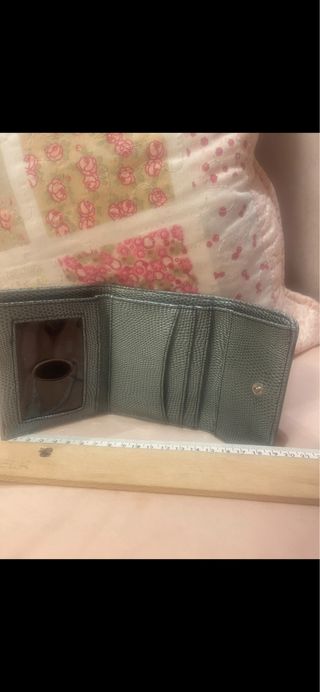 Monedero Guess color gris antracita.