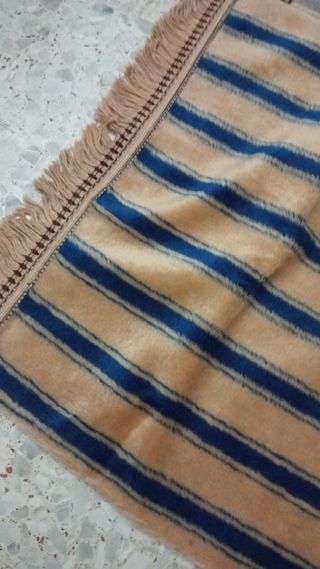 Manta sofa, piés de cama, de coche como alfombra..