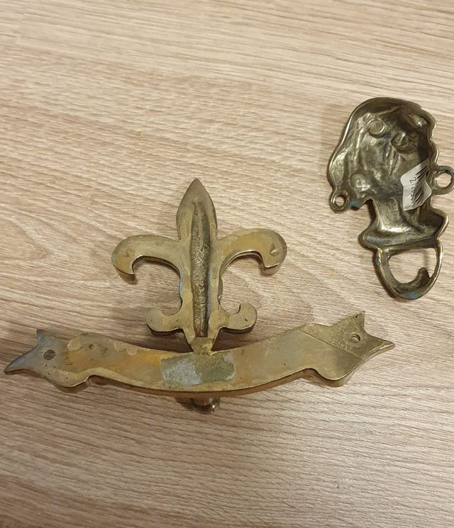 Placas latón colgadores