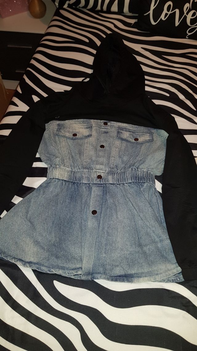 Sudadera negra y vaquera