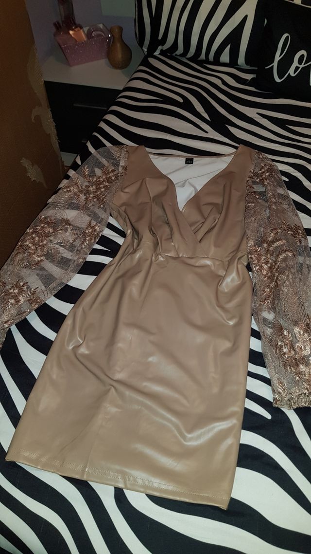 Vestido de polipiel marrón con encaje
