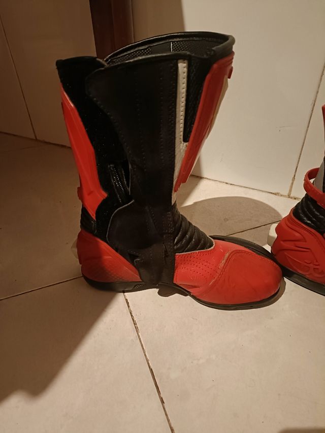 botas moto chica mujer carretera