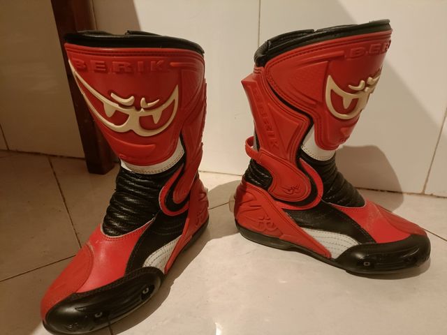 botas moto chica mujer carretera