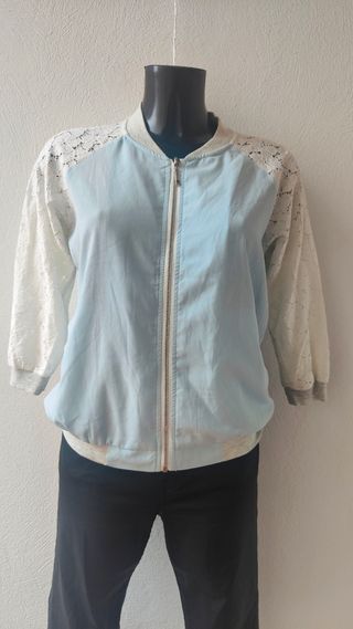 Chaqueta bomber con encaje 