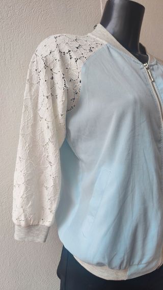Chaqueta bomber con encaje 