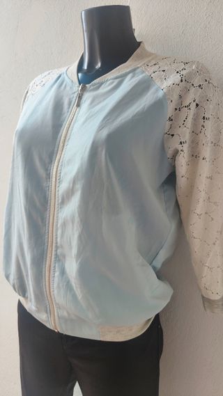 Chaqueta bomber con encaje 