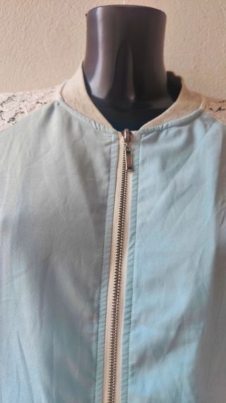 Chaqueta bomber con encaje 
