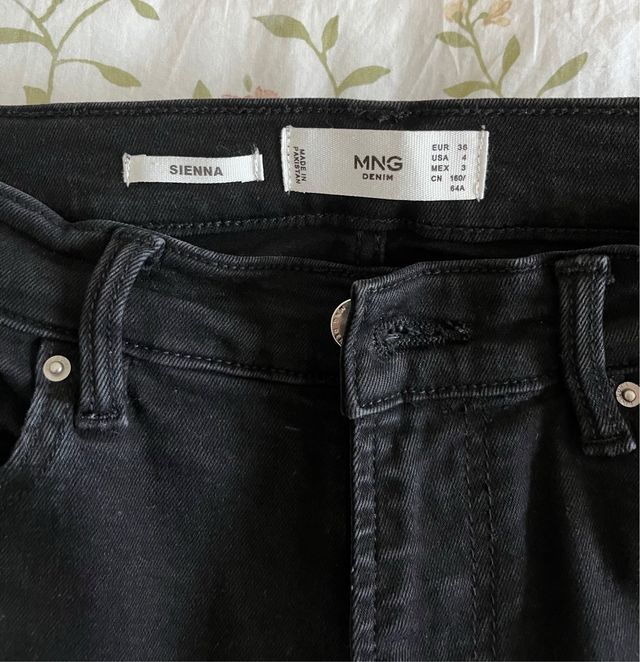 Pantalon negro Mango
