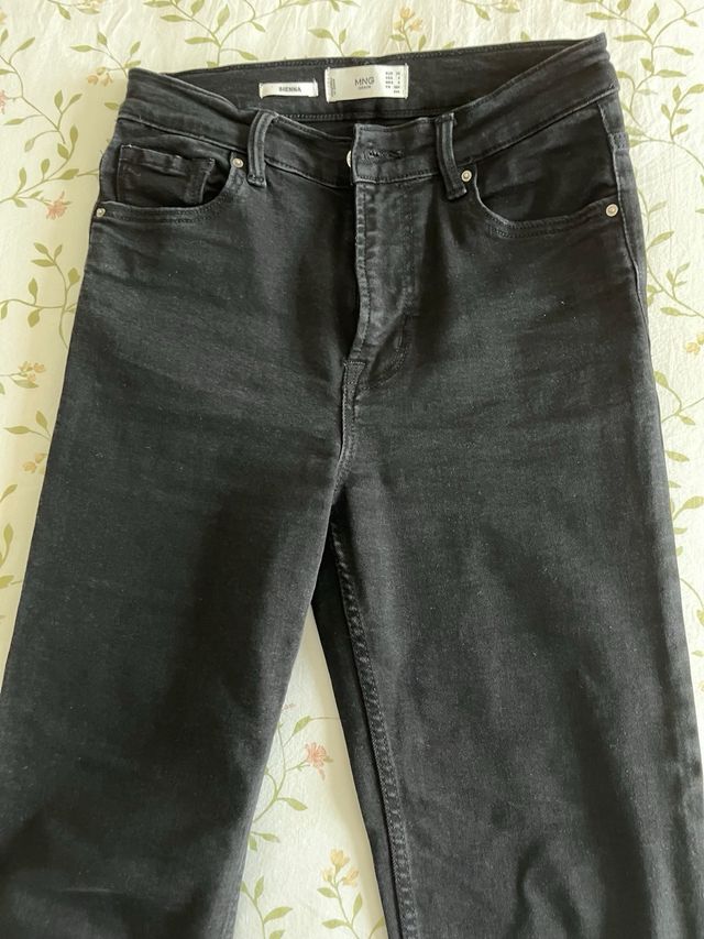 Pantalon negro Mango