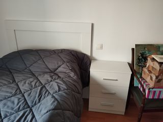 Colchón, somier, cabecero y mesita