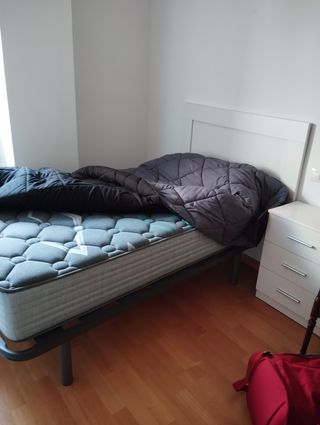 Colchón, somier, cabecero y mesita